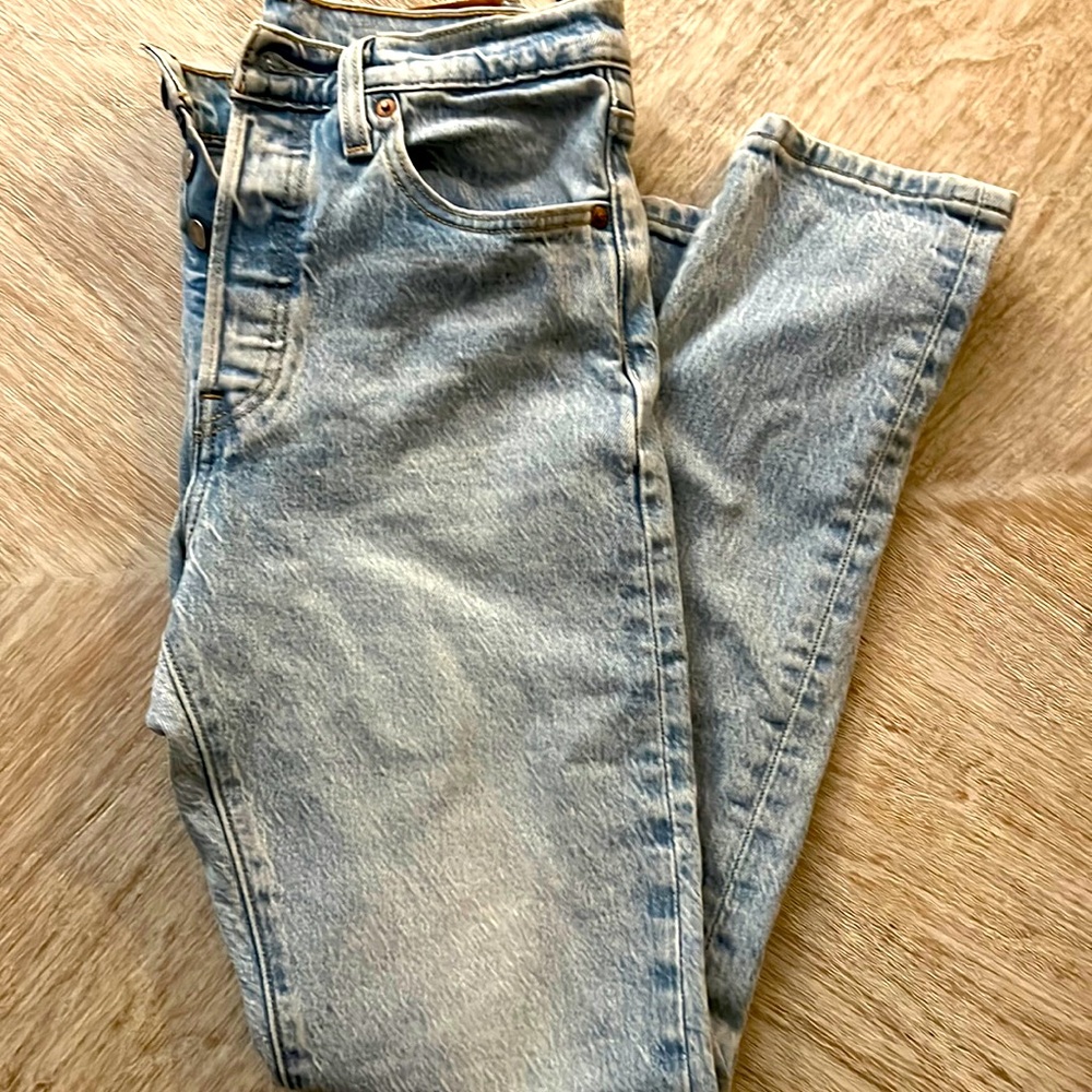 Light washed 501’s Skinny Levi Jeans.